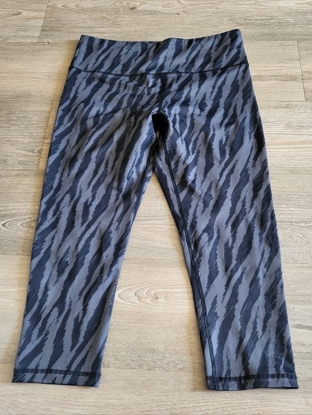 🏷️ ZYIA Active High-Rise Capri Leggings | Size 12 | Black & Gray Printed - Picture 2 of 3